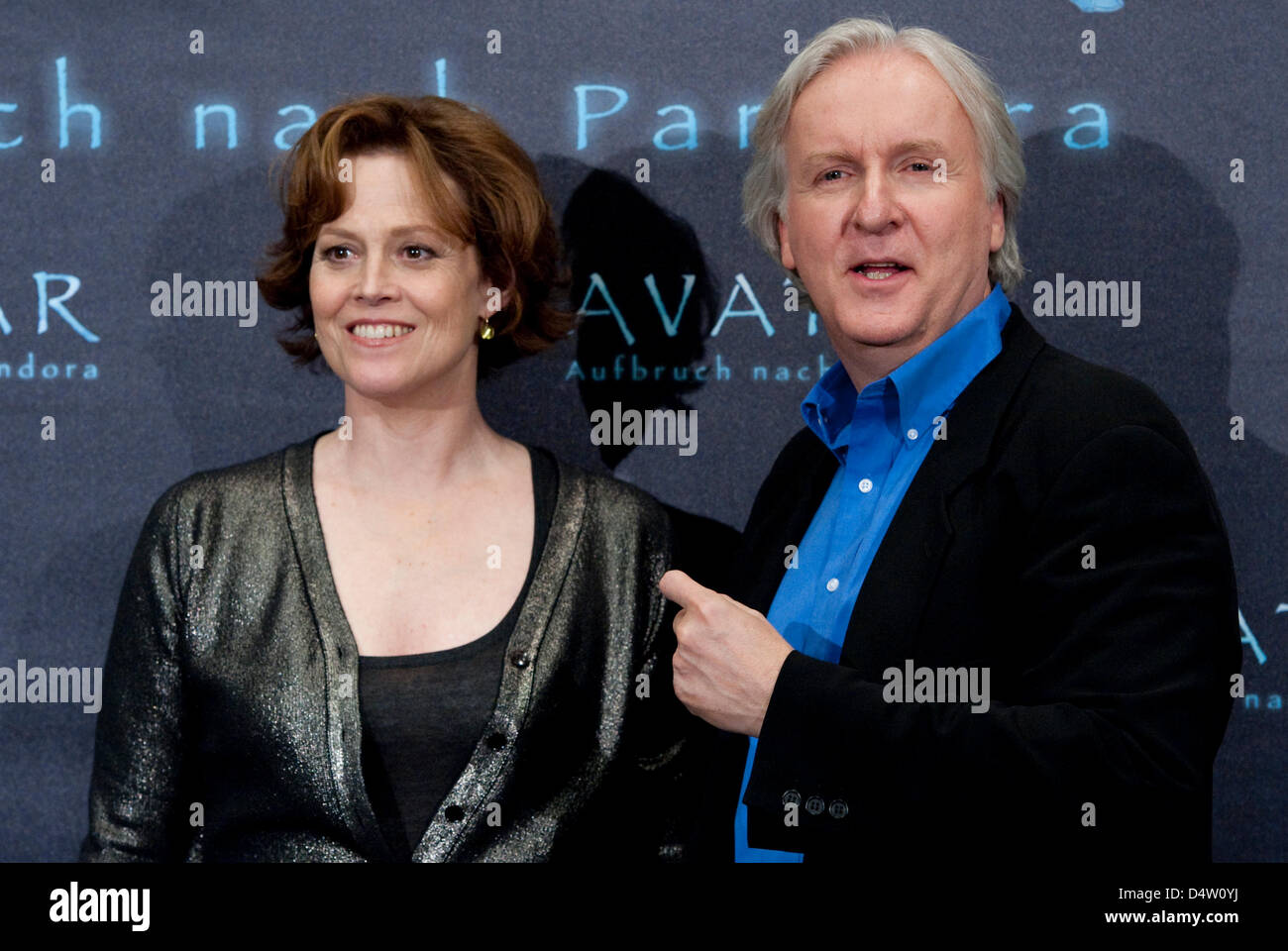US-Schauspielerin Sigourney Weaver und US-Regisseur James Cameron stellen beim Photocall zum Film "Avatar" Hotel de Rome in Berlin, Deutschland, 8. Dezember 2009. Der Film öffnet am 17. Dezember 2009 in den deutschen Kinos. Foto: ROBERT SCHLESINGER Stockfoto