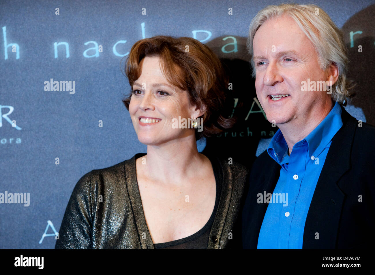 US-Schauspielerin Sigourney Weaver und US-Regisseur James Cameron stellen beim Photocall zum Film "Avatar" Hotel de Rome in Berlin, Deutschland, 8. Dezember 2009. Der Film öffnet am 17. Dezember 2009 in den deutschen Kinos. Foto: ROBERT SCHLESINGER Stockfoto