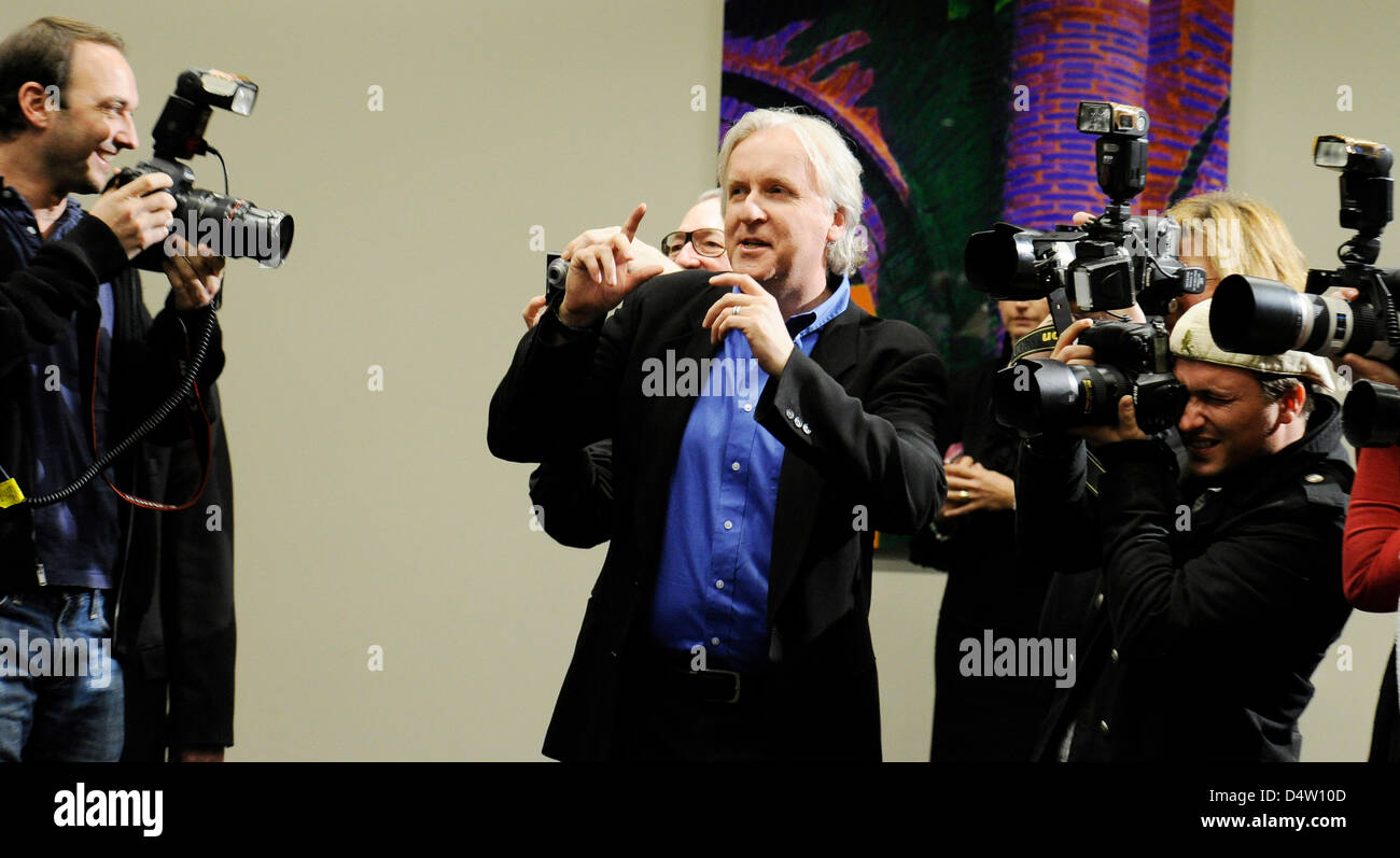 US-Regisseur James Cameron (C) im Bild beim Photocall zum Film "Avatar" im Hotel de Rome in Berlin, Deutschland, 8. Dezember 2009. Der Film öffnet am 17. Dezember 2009 in den deutschen Kinos. Foto: JENS KALAENE Stockfoto