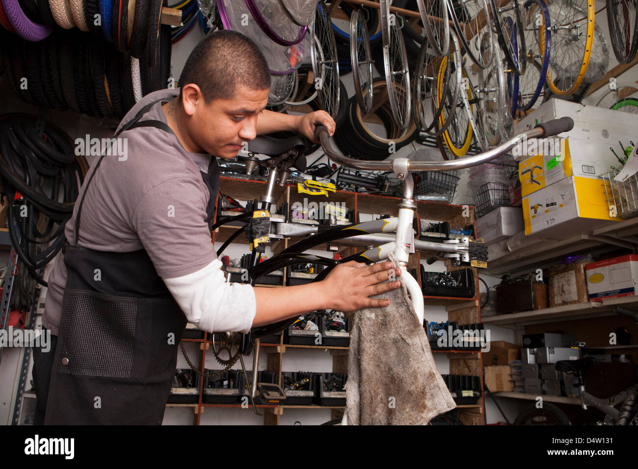 Mechaniker arbeiten im Fahrradgeschäft Stockfoto