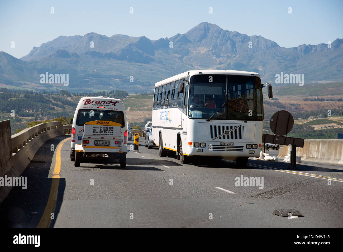 N2-Verkehr auf Sir Lowry Pass & Hintergrund der Hottentots Holland Mountains in der Nähe von Somerset West Südafrika Stockfoto