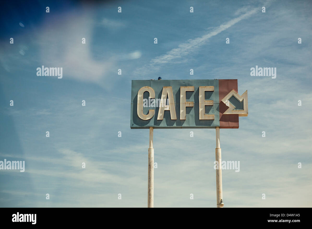 Neon-Café-Schild gegen blauen Himmel Stockfoto