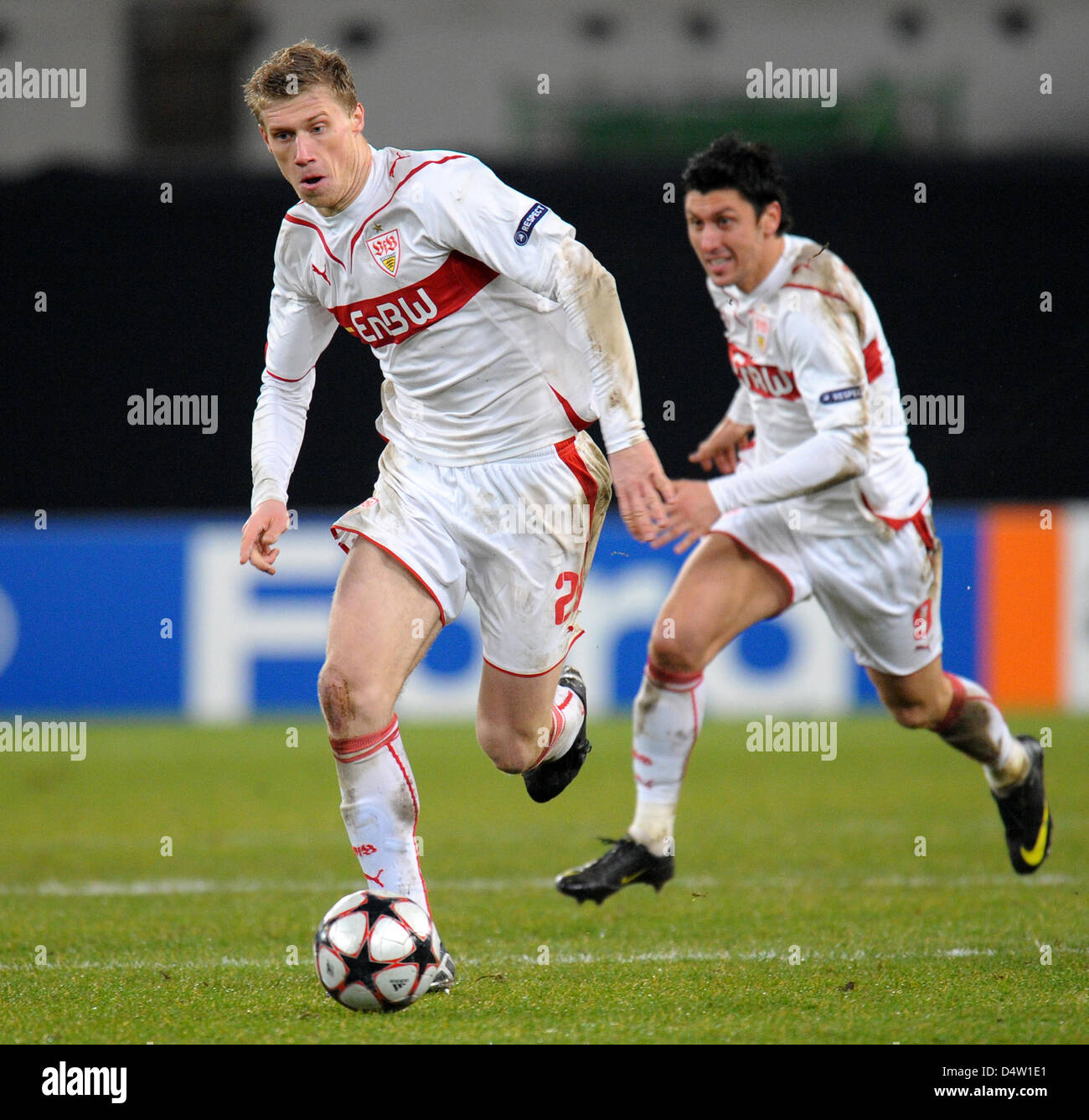 Der Stuttgarter Pavel Pogrebnyak (L) in Aktion während der Champions League Spiel Vfb Stuttgart gegen Unirea Urziceni in der Mercedes-Benz Arena in Stuttgart, Deutschland, 9. Dezember 2009. Stuttgart gegen Unirea Urziceni 3: 1. Foto: Ronald Wittek Stockfoto