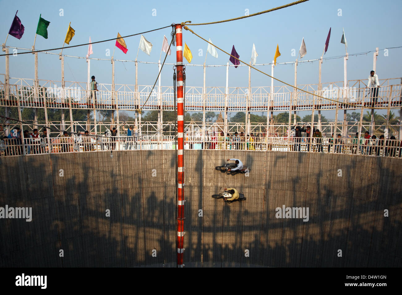Ein Brunnen des Todes (Motodrom, Silodrome, Karneval Sideshow) Performance-Show im Sonepur Mela, Bihar, Indien Stockfoto