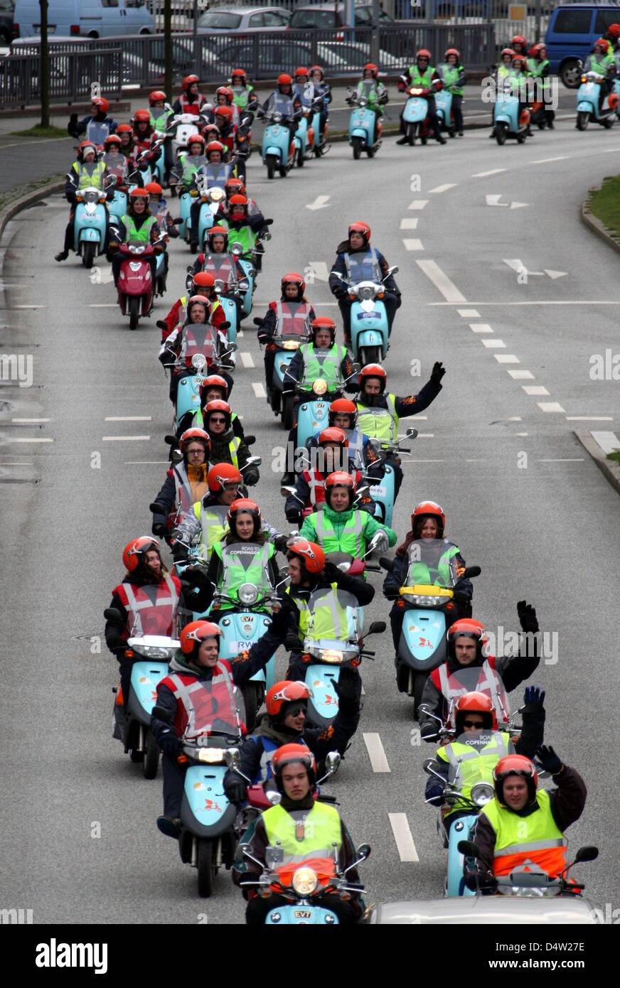 Etwa 100 Menschen fahren ihre Elektro-Roller durch Kiel, Deutschland, 11. Dezember 2009. Die Aktion namens "Road to Copenhagen" begann in den Niederlanden und zielt darauf ab, die CO2-neutrale auf der Klimakonferenz in Kopenhagen zu kommen. Fahrer verschiedene alternative Energieprojekte besucht und Gespräche mit Experten zum Schutz des Klimas. Foto: CARSTEN REHDER Stockfoto