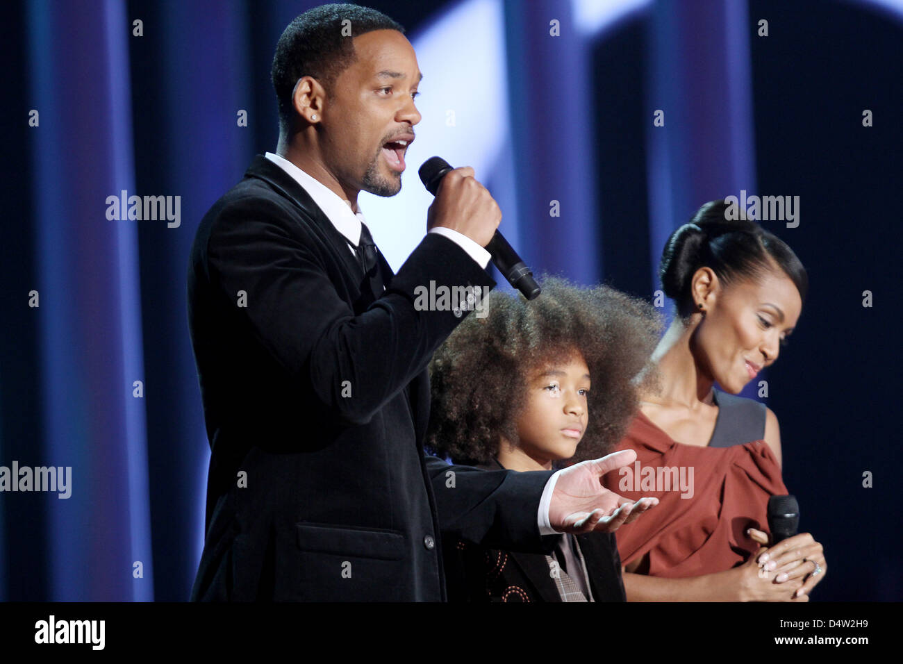 Das Konzert Gastgeber, US-Schauspieler Will Smith (L) und Jada Pinkett Smith (R) und ihr Sohn Jaden auf der Bühne während der Nobel Peace Prize Concert in Oslo Spektrum in Oslo, Norwegen, 11. Dezember 2009. Das Konzert würdigt das diesjährige Friedensnobelpreis Friedensnobelpreisträger Barack Obama, Präsident der Vereinigten Staaten. Foto: Patrick van Katwijk Stockfoto