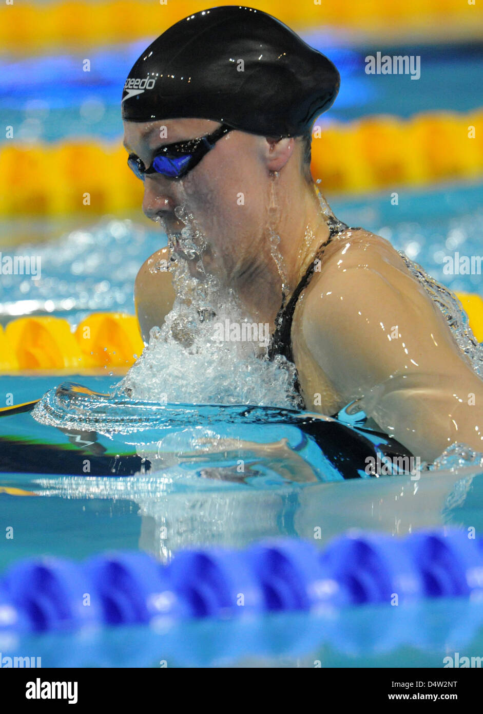 Deutsche Caroline Ruhnau beteiligt sich an der 100-Meter-Brustschwimmen bei der FINA kurzen Kurs Europameisterschaft in Istanbul, Türkei, 12. Dezember 2009. Ruhnau gelang es in der Qualifikation für das Finale mit einem siebten Platz. Foto: BERND THISSEN Stockfoto