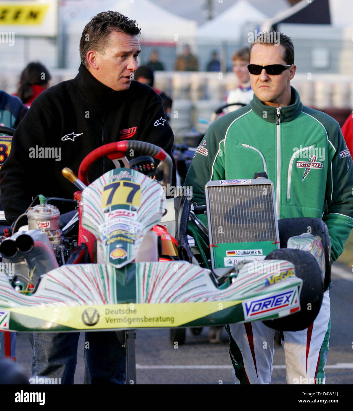 Michael Schumacher (R) und sein Freund Peter Kaiser (L) am Rande der  Winterpokal Kartrennen, inszeniert von der Kart-Club in Kerpen,  Deutschland, 13. Dezember 2009. Der Formel1 Rekordmeister soll im Jahr 2010  als