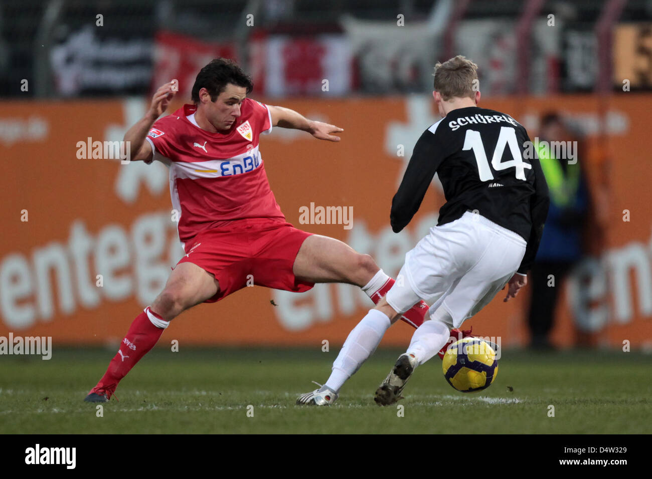 Andre Schuerrle (R) Mainz und Stuttgarts Christian Traesch wetteifern um den Ball in die deutsche Bundesliga Spieltag 16 Fußball Krawatte FSV Mainz Vs VfB Stuttgart beim Bruchwegstadium in Mainz, den 13. Dezember 2009. Foto: FREDRIK VON ERICHSEN (Achtung: EMBARGO Bedingungen! Die DFL ermöglicht die weitere Nutzung der Bilder im IPTV, mobile Dienste und andere neue Technologien-o Stockfoto