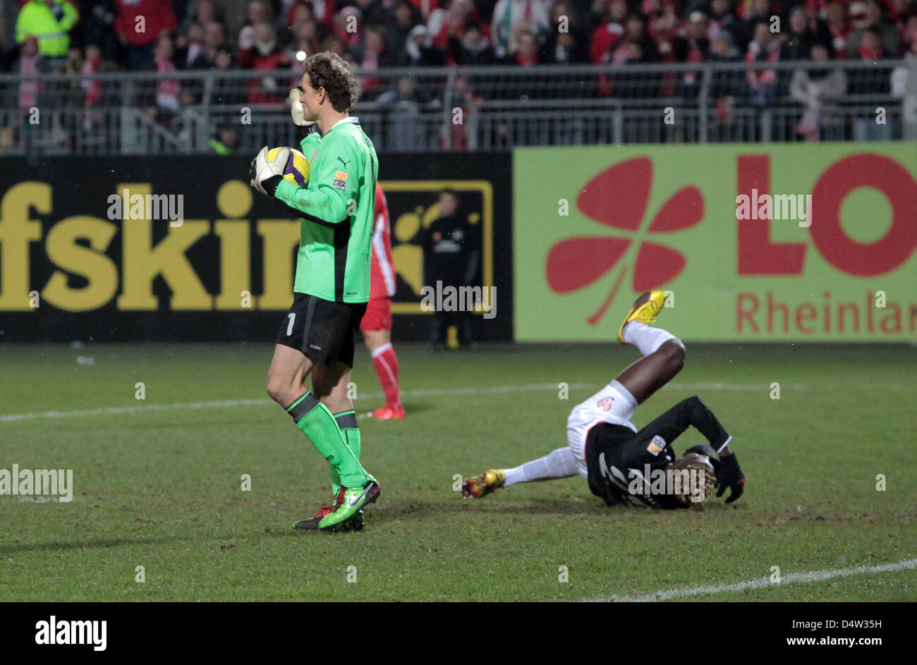 Stuttgarts Torwart Jens Lehmann (L) Gesten nach Verschmutzung Aristide Bance Mainz während der deutschen Fußball-Bundesliga-Spieltag 16-Fußball binden FSV Mainz Vs VfB Stuttgart bei Bruchwegstadium in Mainz, den 13. Dezember 2009. Lehmann war nach diesem Secne abgeschickt. Das Spiel endete 1: 1. Foto: FREDRIK VON ERICHSEN (Achtung: EMBARGO Bedingungen! Die DFL ermöglicht die weitere Nutzung der Stockfoto