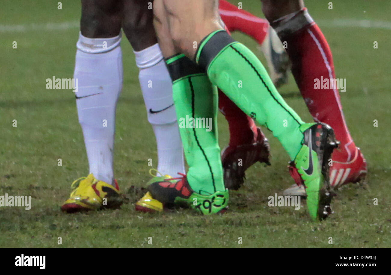 Stuttgarts Torwart Jens Lehmann (grüne Schuhe) tritt auf den Fuß von Aristide Bance von Mainz in die deutsche Bundesliga-Spieltag 16 Fußball Krawatte FSV Mainz Vs VfB Stuttgart beim Bruchwegstadium in Mainz, Deutschland, 13. Dezember 2009. Lehmann war nach diesem Secne abgeschickt. Das Spiel endete 1: 1. Foto: FREDRIK VON ERICHSEN (Achtung: EMBARGO Bedingungen! Die DFL erlaubt weitere util Stockfoto