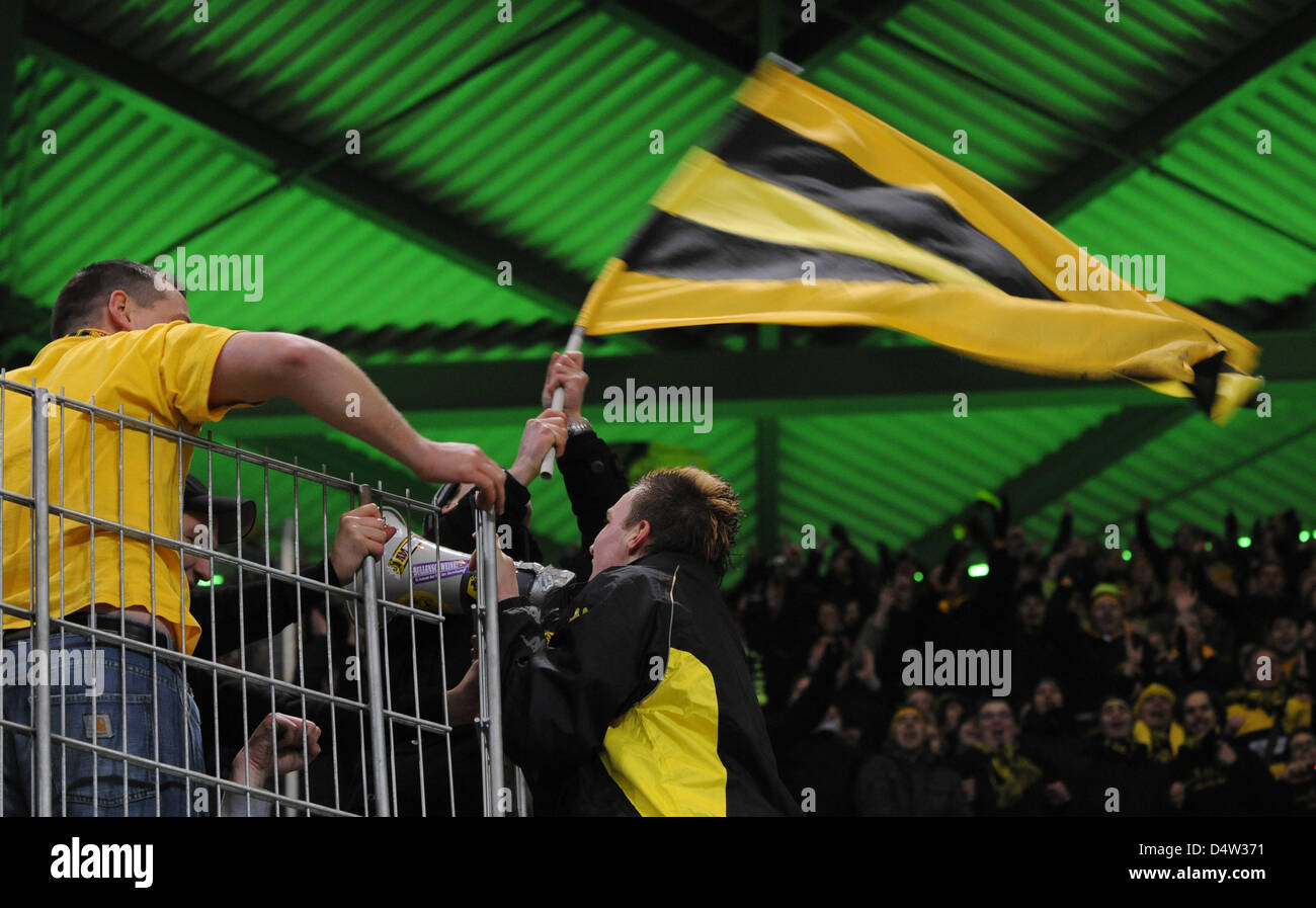 Dortmunder Kevin Grosskreutz (R) feiert mit seinen Fans nach der deutschen Fußball Bundesliga Spiel VfL Wolfsburg Vs Borussia Dortmund in der Volkswagen Arena in Wolfsburg, Deutschland, 13. Dezember 2009. Foto: PETER STEFEN Stockfoto