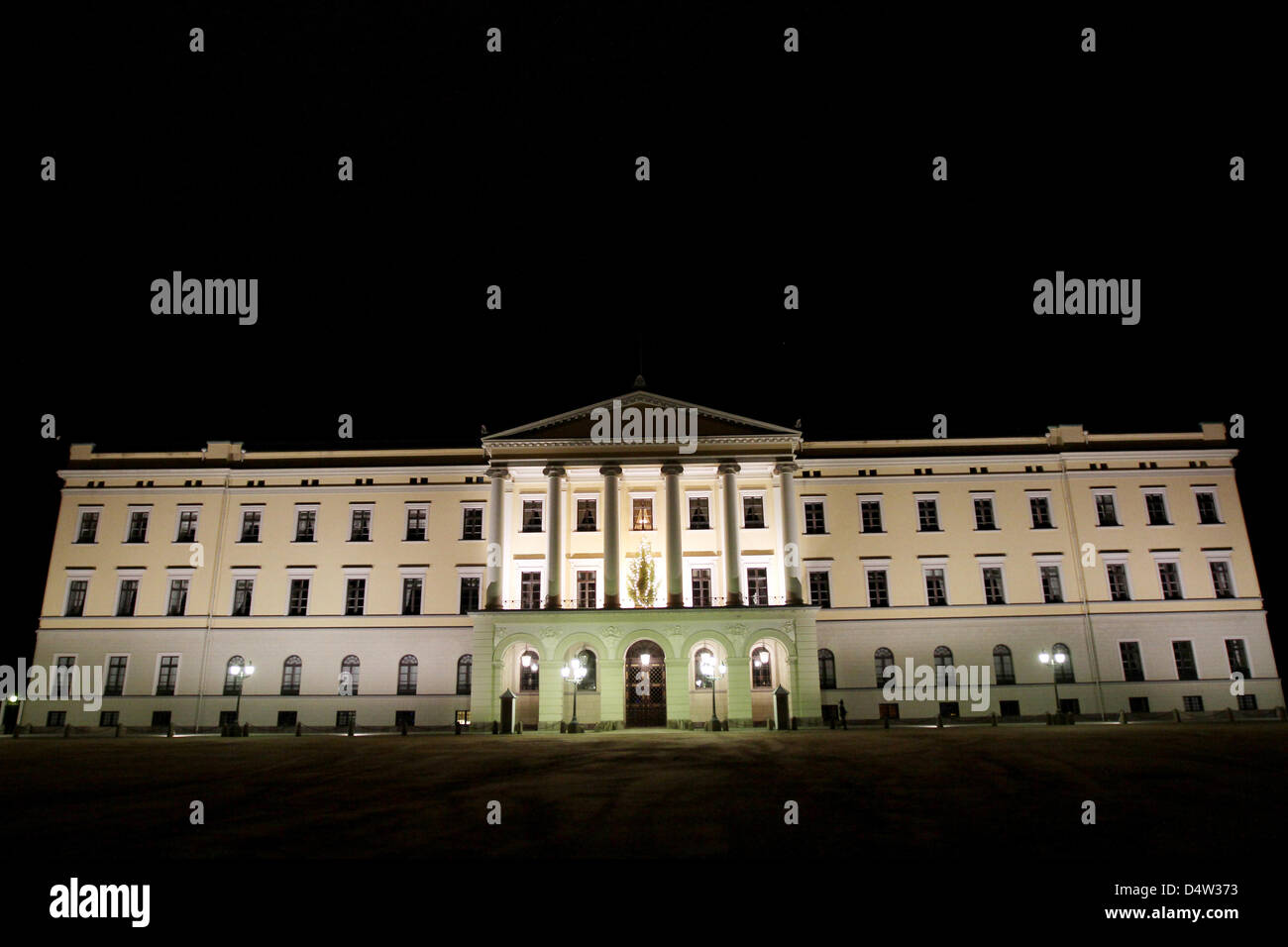 Der norwegische königliche Palast ist in Oslo, 12. Dezember 2009 für Weihnachten dekoriert. Der königliche Palast wurde in der ersten Hälfte des 19. Jahrhunderts als die norwegische Residenz des norwegischen und schwedischen Königs Charles III gebaut und dient als offizielle Residenz des heutigen norwegischen Monarchen. Foto: Patrick van Katwijk Stockfoto