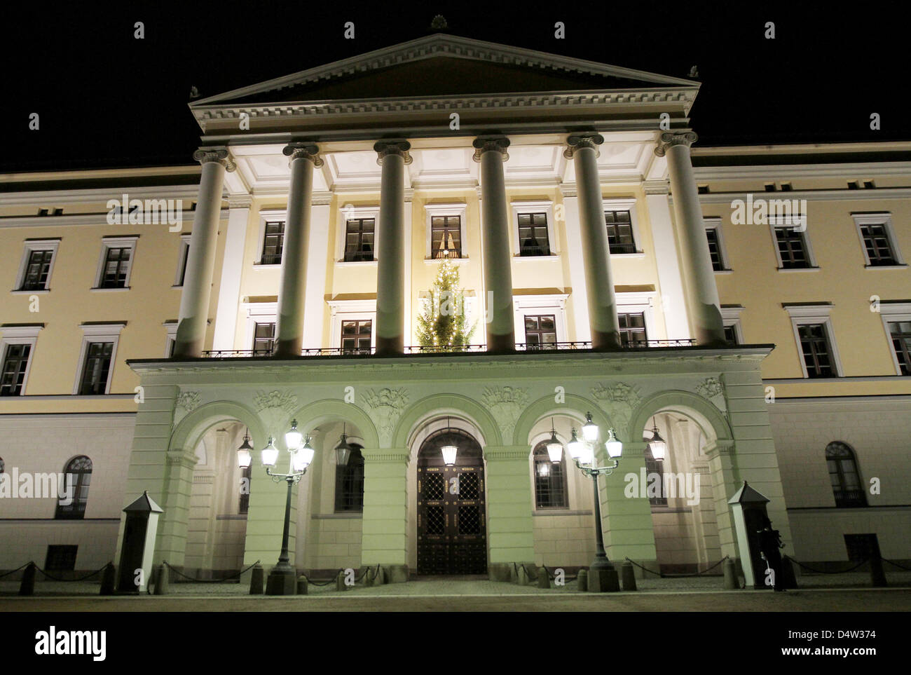 Der norwegische königliche Palast ist in Oslo, 12. Dezember 2009 für Weihnachten dekoriert. Der königliche Palast wurde in der ersten Hälfte des 19. Jahrhunderts als die norwegische Residenz des norwegischen und schwedischen Königs Charles III gebaut und dient als offizielle Residenz des heutigen norwegischen Monarchen. Foto: Patrick van Katwijk Stockfoto