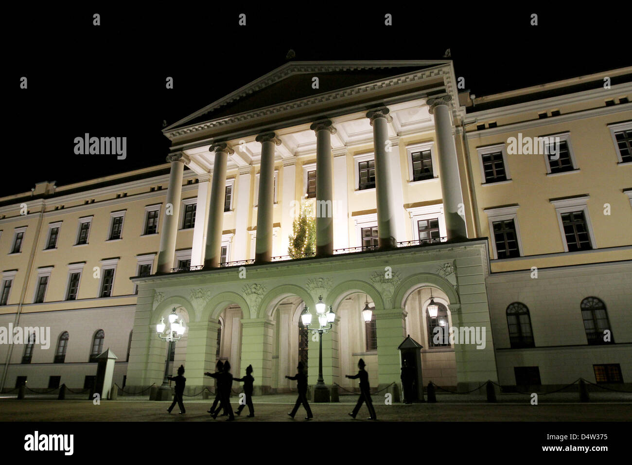 Der norwegische königliche Palast ist in Oslo, 12. Dezember 2009 für Weihnachten dekoriert. Der königliche Palast wurde in der ersten Hälfte des 19. Jahrhunderts als die norwegische Residenz des norwegischen und schwedischen Königs Charles III gebaut und dient als offizielle Residenz des heutigen norwegischen Monarchen. Foto: Patrick van Katwijk Stockfoto