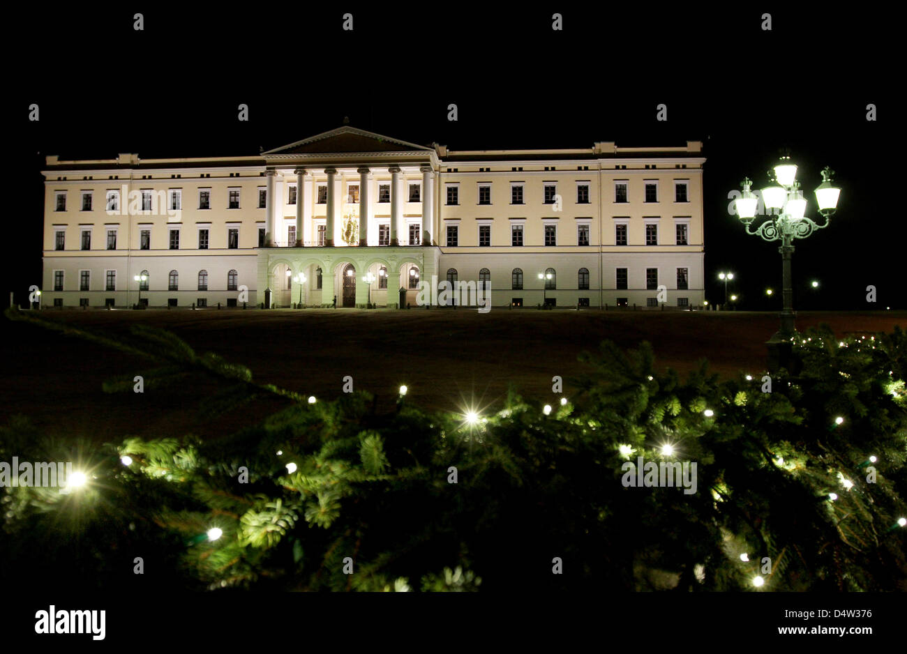 Der norwegische königliche Palast ist in Oslo, 12. Dezember 2009 für Weihnachten dekoriert. Der königliche Palast wurde in der ersten Hälfte des 19. Jahrhunderts als die norwegische Residenz des norwegischen und schwedischen Königs Charles III gebaut und dient als offizielle Residenz des heutigen norwegischen Monarchen. Foto: Patrick van Katwijk Stockfoto