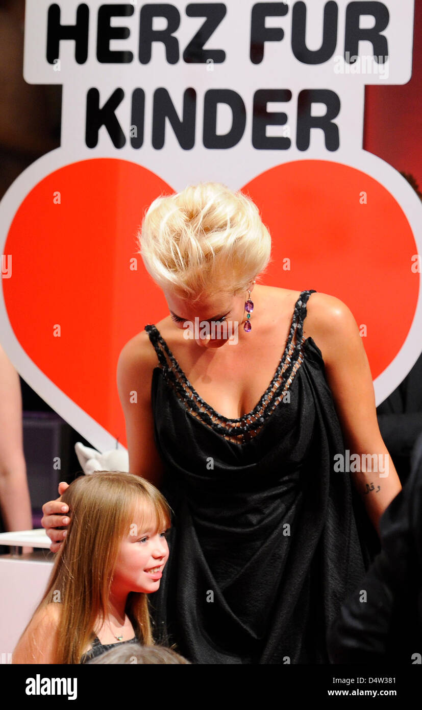 Deutsche Sangerin Sarah Connor R Und Britische Sangerin Connie Talbot Kommen Bei Der Charity Gala Ein Herz Fur Kinder Ein Herz Fur Kinder In Berlin Deutschland 12 Dezember 2009 Deutsche Tv Sender Zdf Und