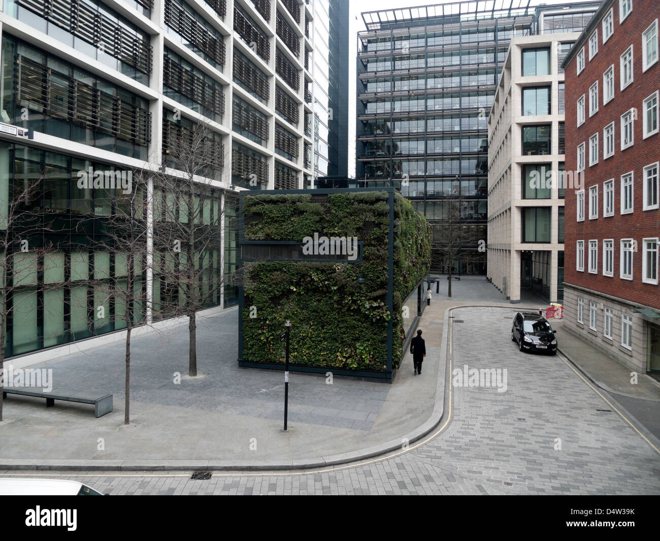 Eine grüne Pflanzenwand bedeckt Bullding in New Street Square umgeben von Büros in der Nähe von Gough Square London England UK KATHY DEWITT Stockfoto