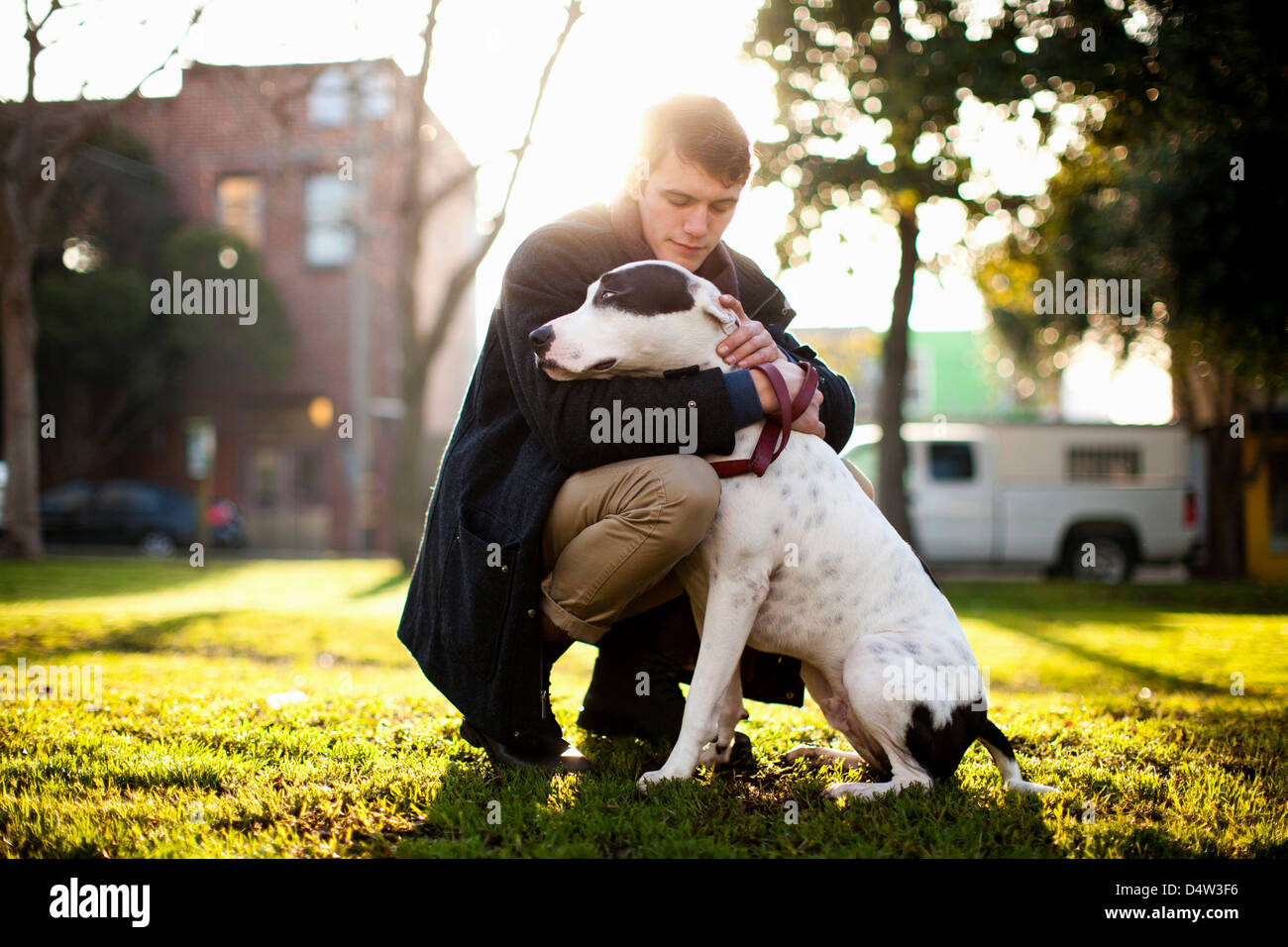 Mann umarmt Hund im park Stockfoto