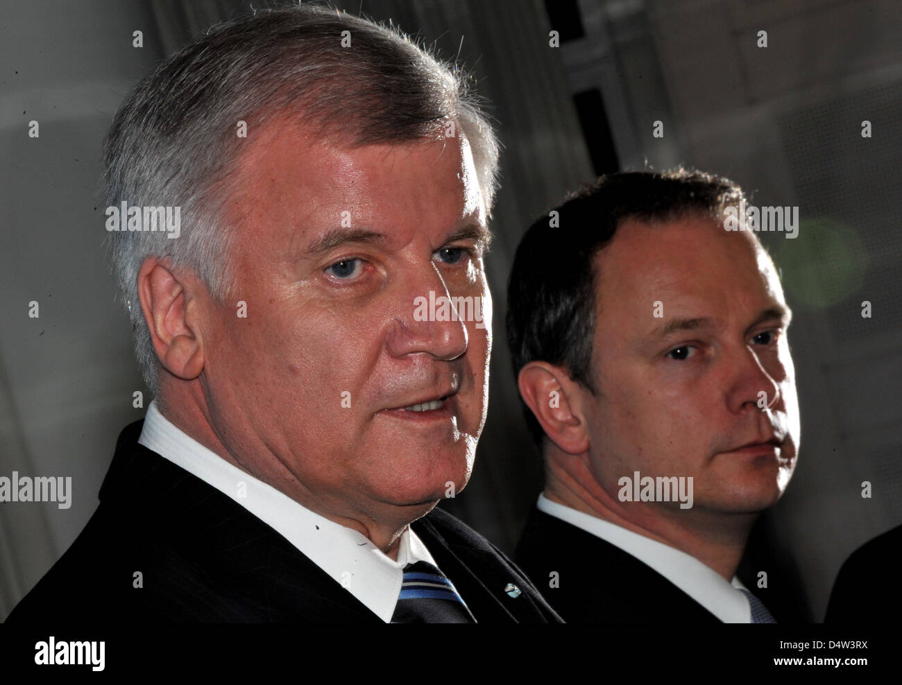 Bayerische Ministerpräsident Horst Seehofer (L) und der bayerische Finanzminister Georg Fahrenschon geben eine Pressekonferenz nach einer außerordentlichen Sitzung des bayerischen Kabinetts auf den Staat Ofiice in München, 14. Dezember 2009. Der Politiker sprach mit der Presse nach der Bayerischen Staatsbank (Bayerische Landesbank, BayernLB) verkauft die österreichische Tochtergesellschaft "Hypo Group Alpe Adria" (HGA Stockfoto