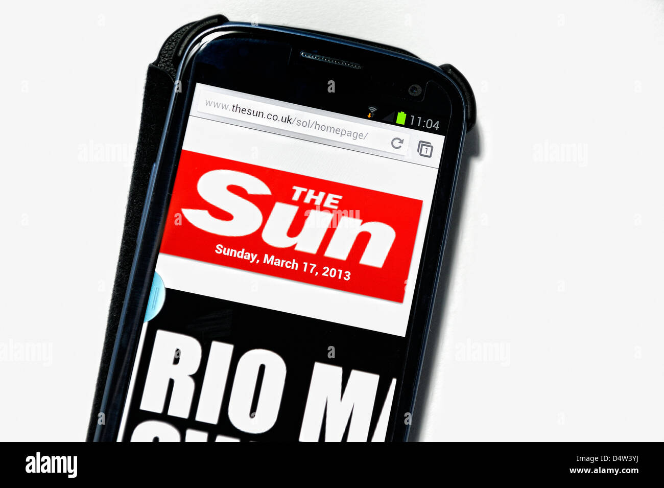 Die Online-Zeitung The Sun auf einem Smartphone Stockfoto