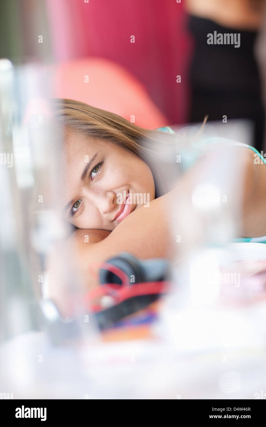 Teenager-Mädchen ruhen Kopf auf Schreibtisch Stockfoto