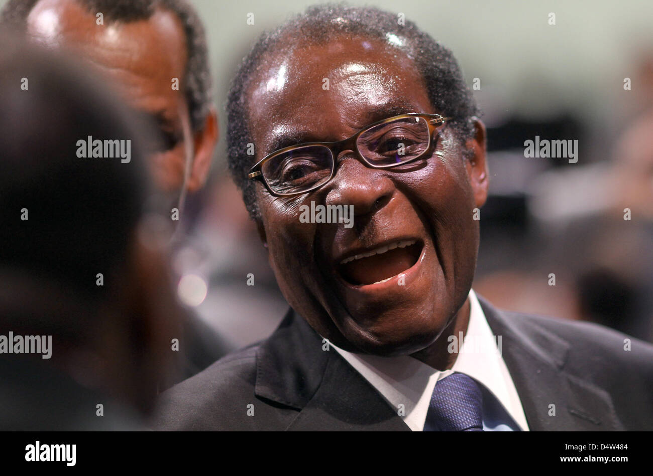 Präsident von Simbabwe, Robert Mugabe besucht die feierliche Eröffnung der Konferenz der Minister bei der UN-Weltklimakonferenz in Kopenhagen, Dänemark, 15. Dezember 2009. Die Konferenz ist die entscheidende Phase getreten. Foto: KAY NIETFELD Stockfoto