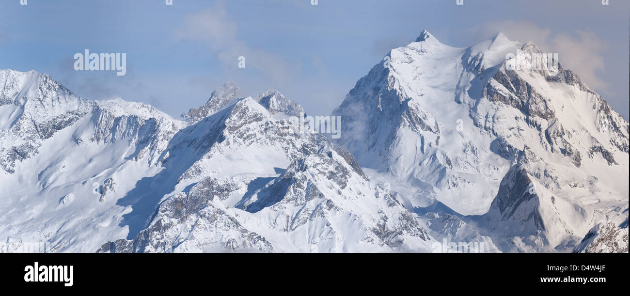 Hochauflösende Panorama des Berges Rundung das Courchevel-Tal, Teil der national Parc la Vanoise, Frankreich Stockfoto