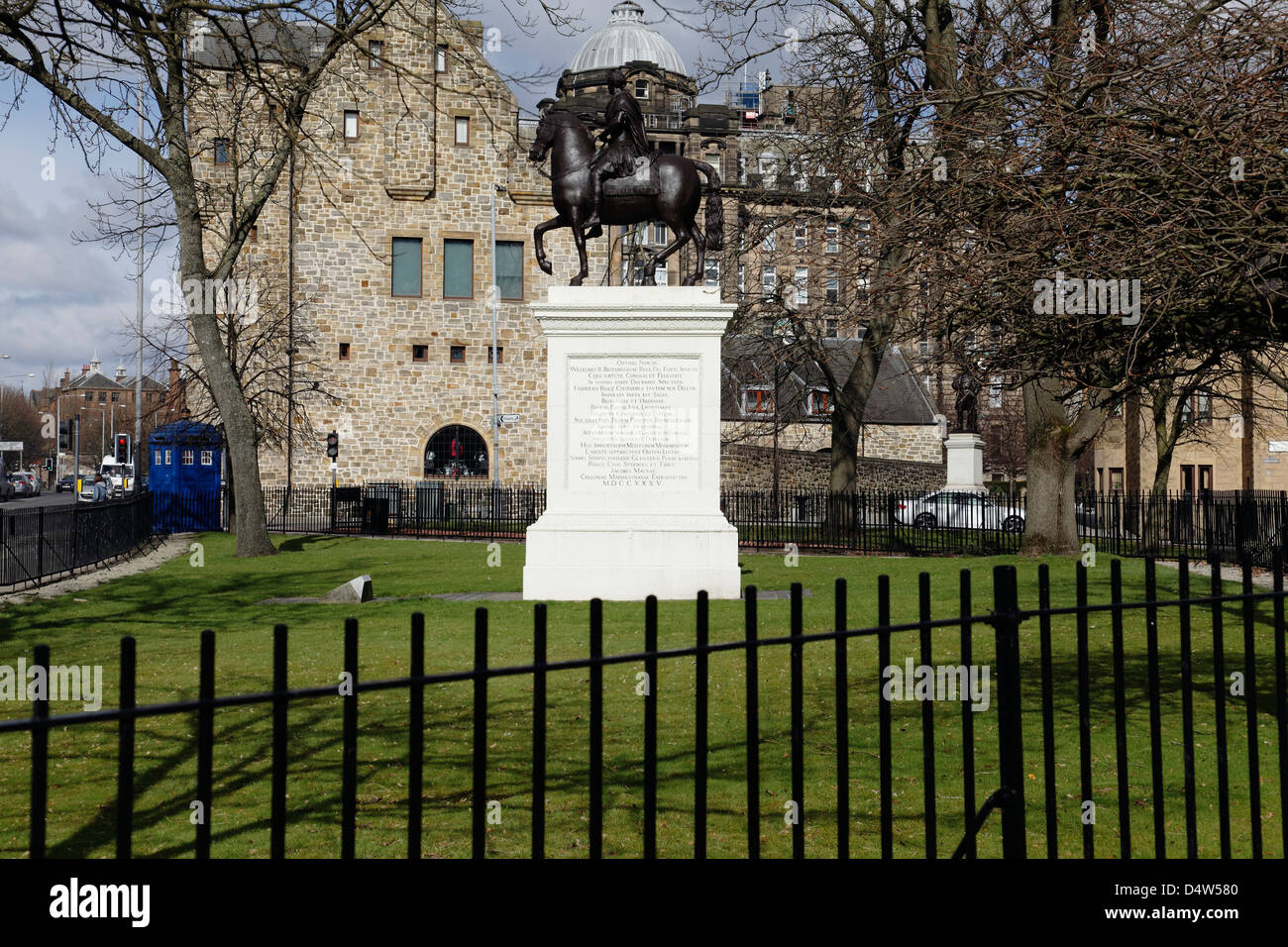 Blick nach Norden über den Cathedral Square zur Reiterstatue von König Wilhelm von Orange in Glasgow, Schottland, Großbritannien Stockfoto