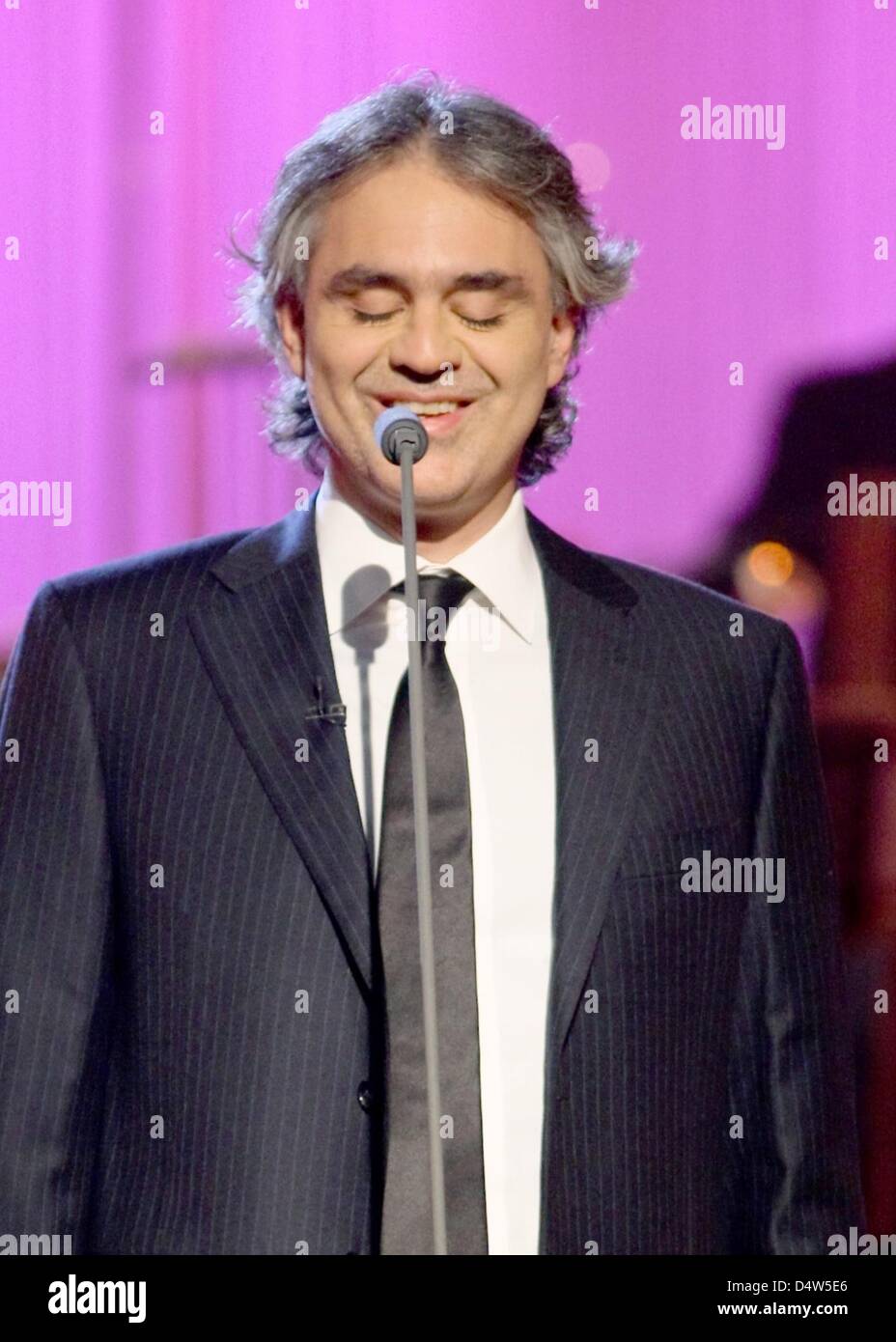 picture Andrea Bocelli Blindheit https www alamy de stockfoto der blinde italienische tenor fuhrt andrea bocelli auf dem 15 jose carreras benefiz gala in leipzig deutschland am 17 dezember 2009 carrera eingeladen wieder prominente kunstler fur die 15 ausgabe der seine benefiz gala zugunsten von menschen mit leukamie die gala beigebrachten spende insgesamt mehr als 64 millionen euro wahrend der zweistundigen live anzeige in der ard tenor carreras selbst dis 54642846 html
