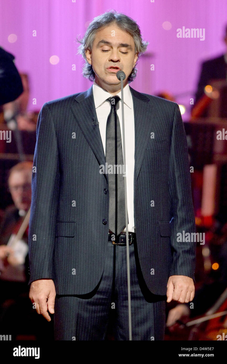 pic Andrea Bocelli Blindheit https www alamy de stockfoto der blinde italienische tenor fuhrt andrea bocelli auf dem 15 jose carreras benefiz gala in leipzig deutschland am 17 dezember 2009 carrera eingeladen wieder prominente kunstler fur die 15 ausgabe der seine benefiz gala zugunsten von menschen mit leukamie die gala beigebrachten spende insgesamt mehr als 64 millionen euro wahrend der zweistundigen live anzeige in der ard tenor carreras selbst dis 54642847 html