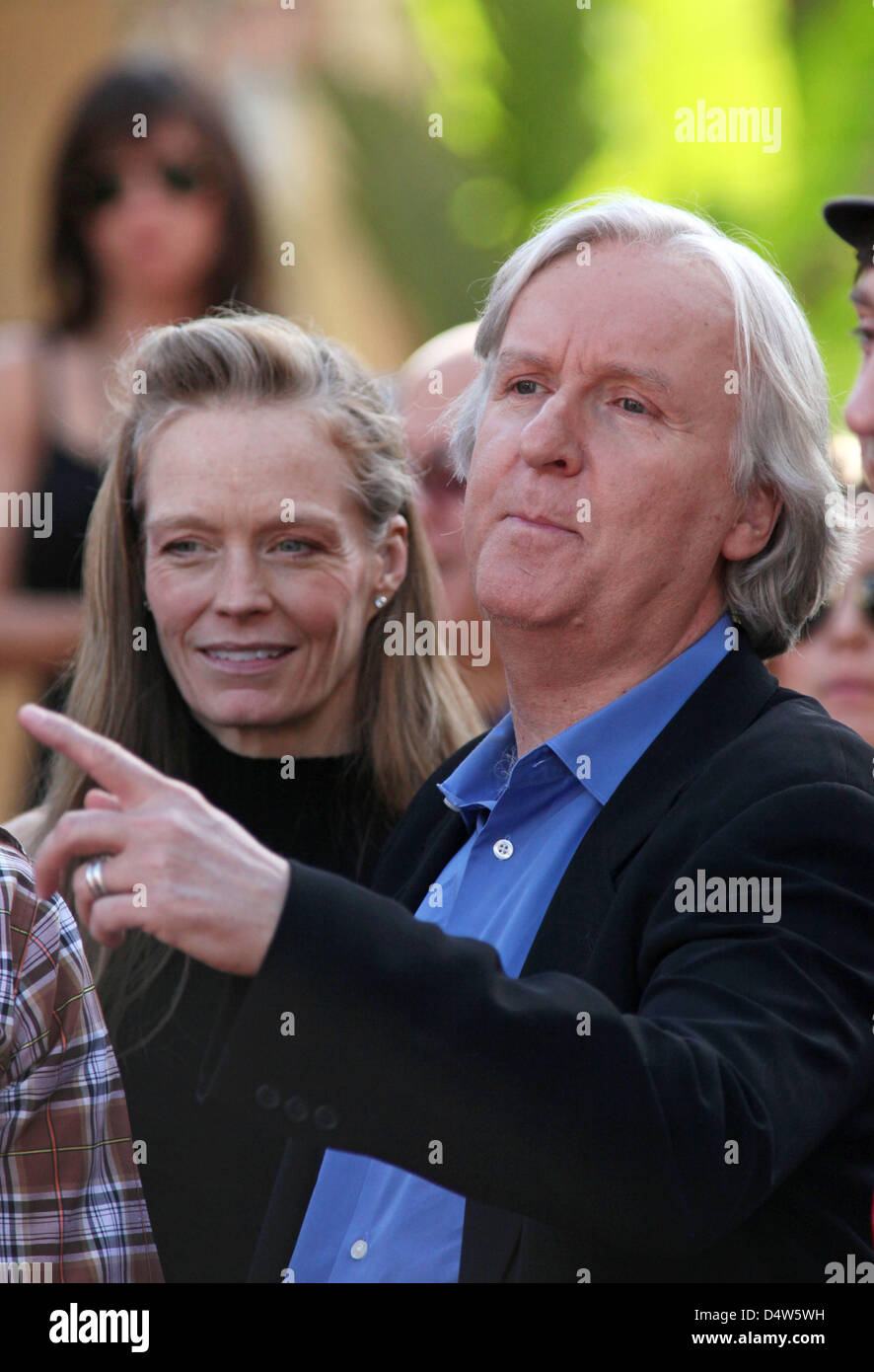 Director James Cameron (R) und seiner Frau Suzy Amis stellen während der Zeremonie für seinen neuen Stern auf dem Hollywood Walk of Fame in Hollywood, Los Angeles, USA, am 18. Dezember 2009. Foto: Hubert Boesl Stockfoto