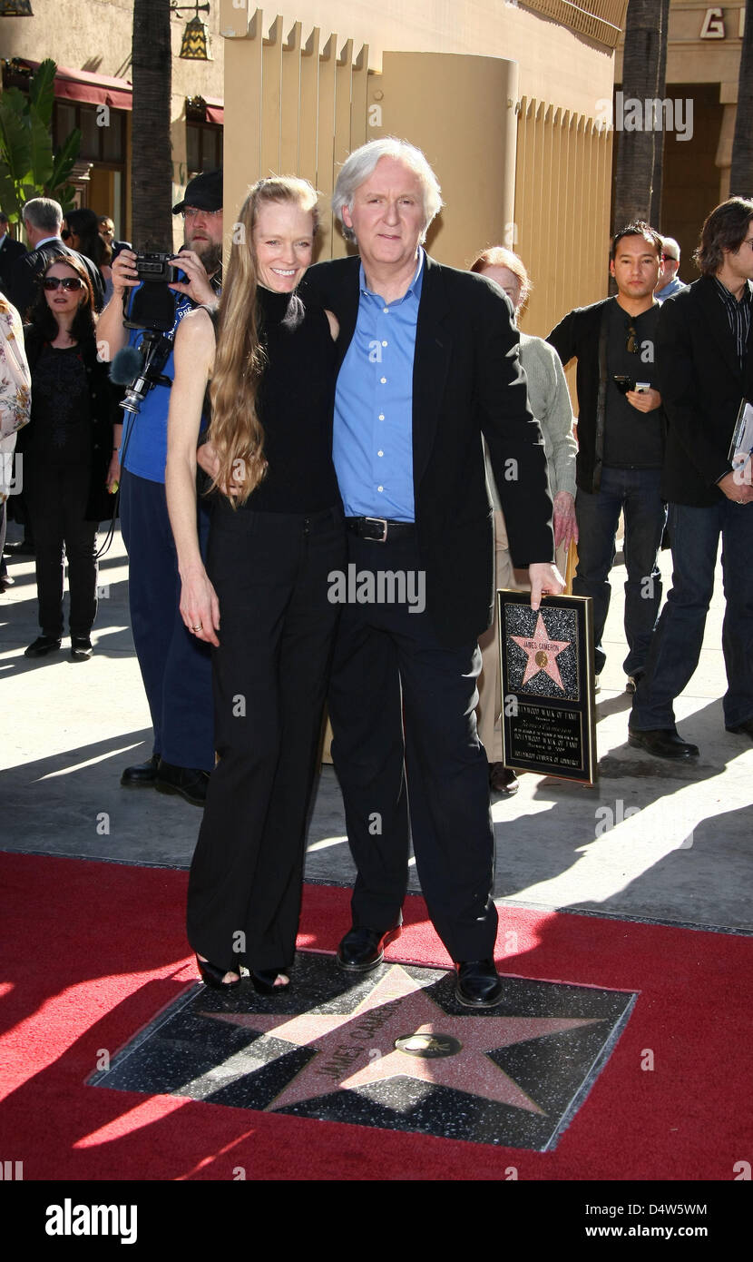 Director James Cameron (R) und seiner Frau Suzy Amis stellen während der Zeremonie für seinen neuen Stern auf dem Hollywood Walk of Fame in Hollywood, Los Angeles, USA, am 18. Dezember 2009. Foto: Hubert Boesl Stockfoto