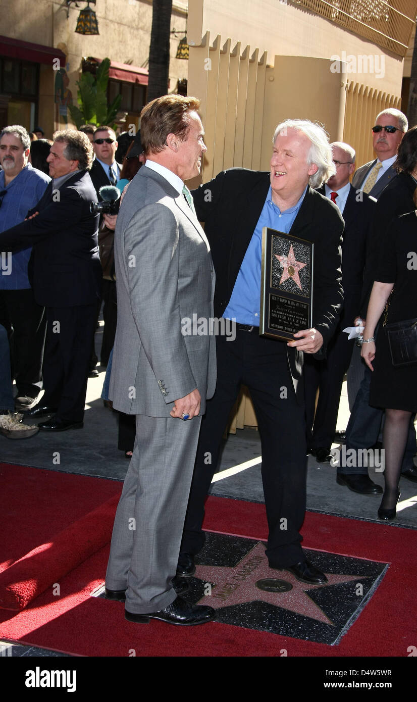 Director James Cameron (R) und Gouverneur und ehemaliger Schauspieler Arnold Schwarzenegger stellen während der Zeremonie für James Camerons neue Stern auf dem Hollywood Walk of Fame in Hollywood, Los Angeles, USA, am 18. Dezember 2009. Foto: Hubert Boesl Stockfoto