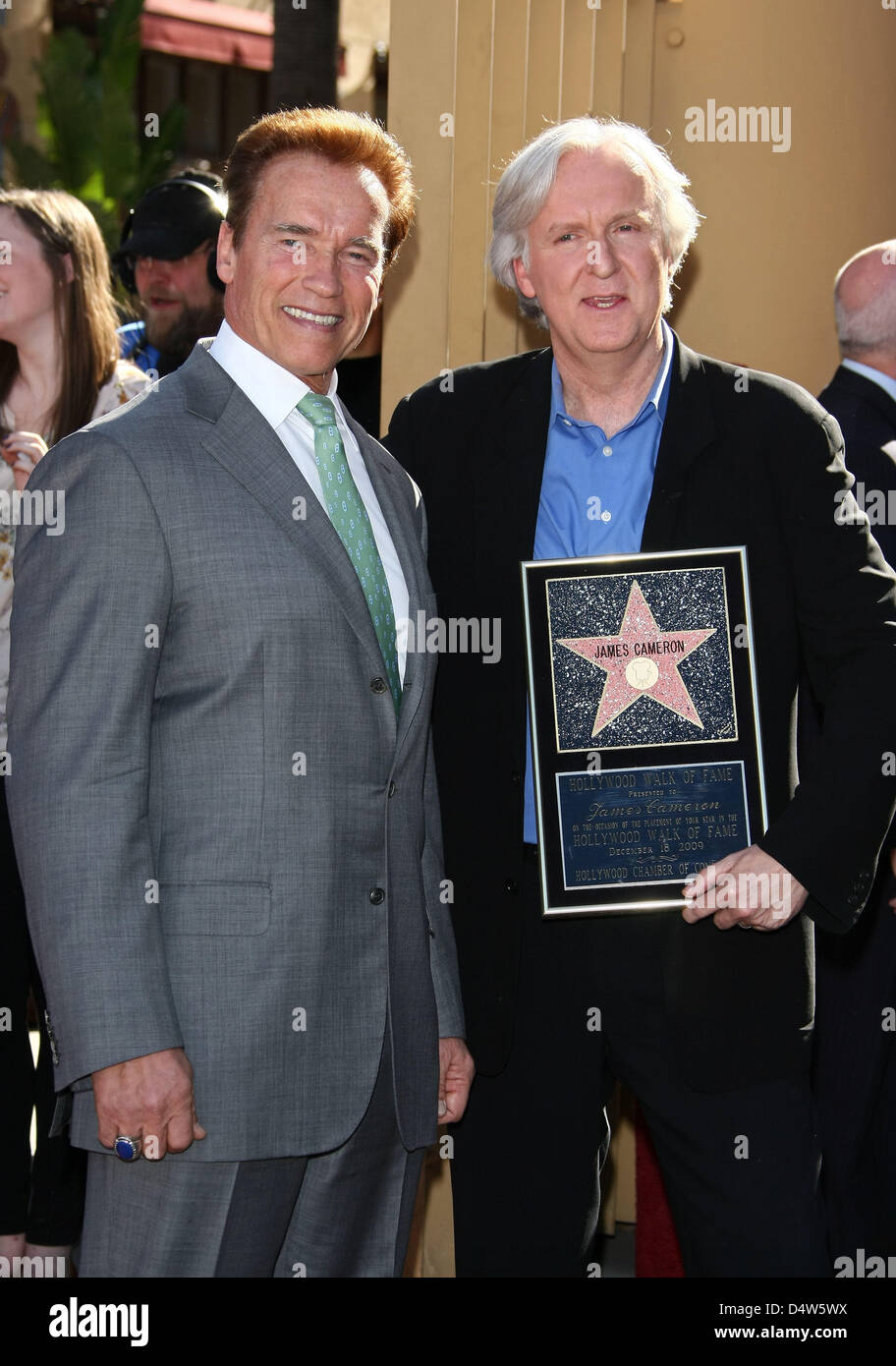 Director James Cameron (R) und Gouverneur und ehemaliger Schauspieler Arnold Schwarzenegger stellen während der Zeremonie für James Camerons neue Stern auf dem Hollywood Walk of Fame in Hollywood, Los Angeles, USA, 18. Dezember 2009. Foto: Hubert Boesl Stockfoto