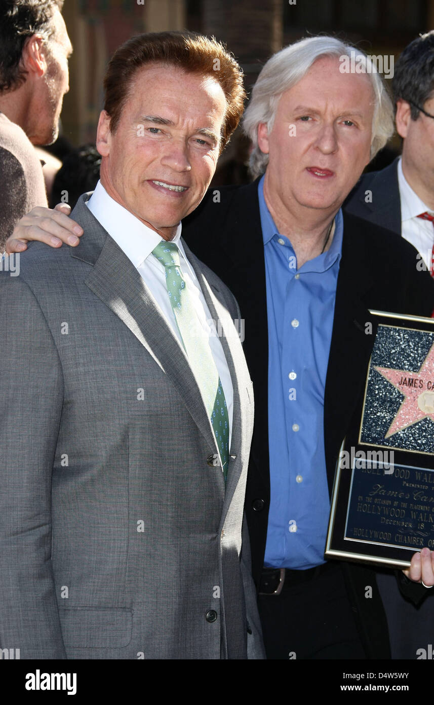 Director James Cameron (R) und Gouverneur und ehemaliger Schauspieler Arnold Schwarzenegger stellen während der Zeremonie für James Camerons neue Stern auf dem Hollywood Walk of Fame in Hollywood, Los Angeles, USA, 18. Dezember 2009. Foto: Hubert Boesl Stockfoto