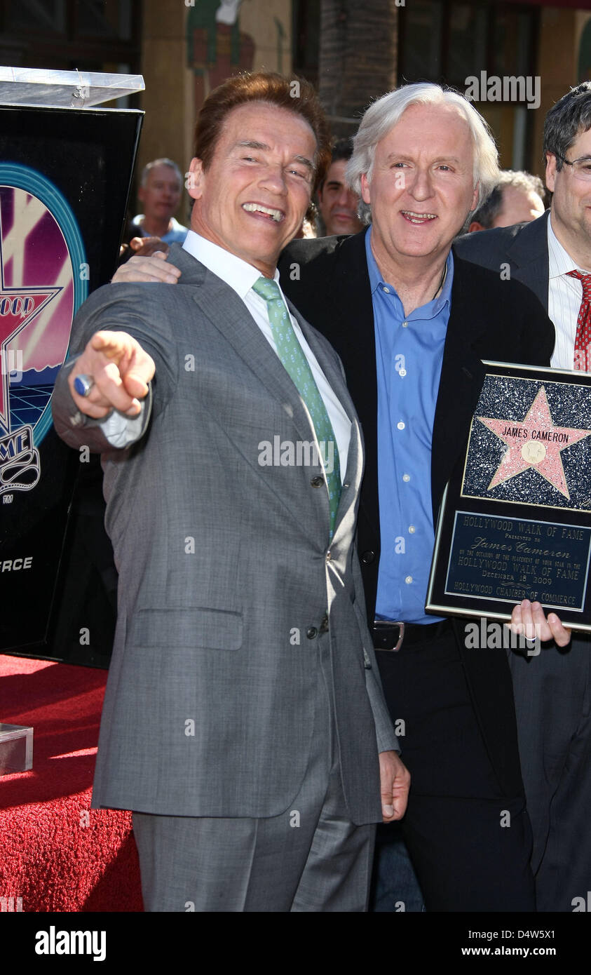 Director James Cameron (R) und Gouverneur und ehemaliger Schauspieler Arnold Schwarzenegger stellen während der Zeremonie für James Camerons neue Stern auf dem Hollywood Walk of Fame in Hollywood, Los Angeles, USA, 18. Dezember 2009. Foto: Hubert Boesl Stockfoto