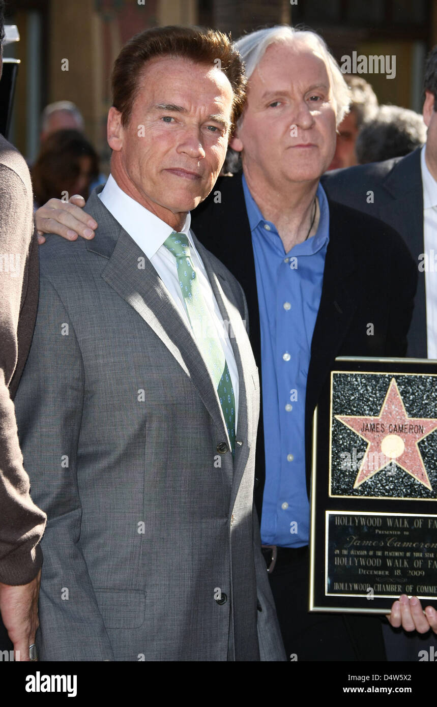 Director James Cameron (R) und Gouverneur und ehemaliger Schauspieler Arnold Schwarzenegger stellen während der Zeremonie für James Camerons neue Stern auf dem Hollywood Walk of Fame in Hollywood, Los Angeles, USA, 18. Dezember 2009. Foto: Hubert Boesl Stockfoto