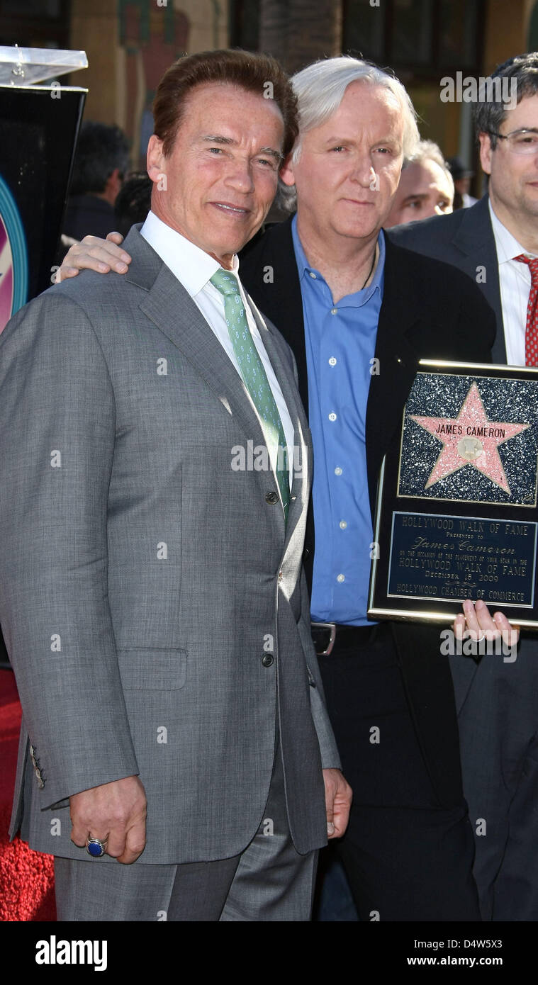 Director James Cameron (R) und Gouverneur und ehemaliger Schauspieler Arnold Schwarzenegger stellen während der Zeremonie für James Camerons neue Stern auf dem Hollywood Walk of Fame in Hollywood, Los Angeles, USA, 18. Dezember 2009. Foto: Hubert Boesl Stockfoto