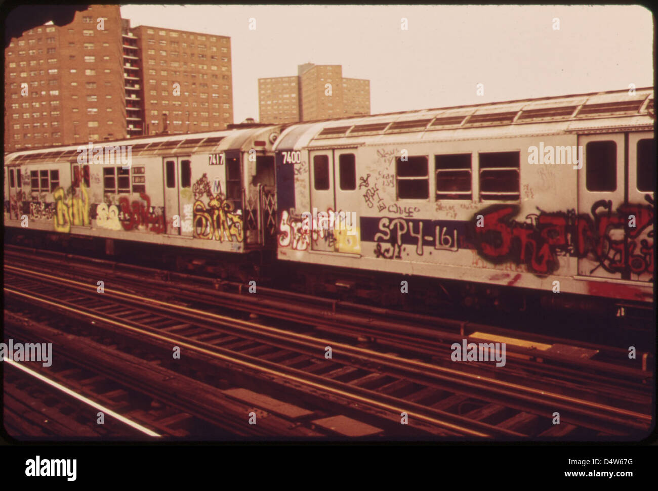 Eine Fotografie aus dem Mai 1973, die eine U-Bahn in New York City zeigt, die durch Graffiti verunreinigt ist und das wachsende Problem des Vandalismus in städtischen Umgebungen veranschaulicht. Stockfoto