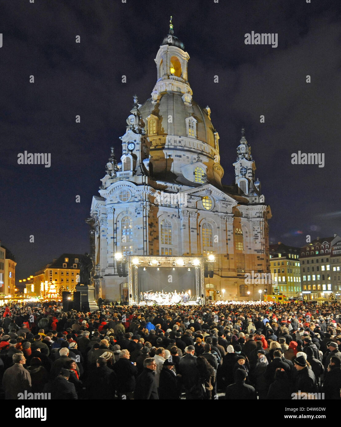 Die Dresdner und Touristen besuchen den 17. Weihnachten Vesper-Gottesdienst außerhalb "Church of Our Lady" in Dresden, Deutschland, 23. Dezember 2009. Foto: Matthias Hiekel Stockfoto
