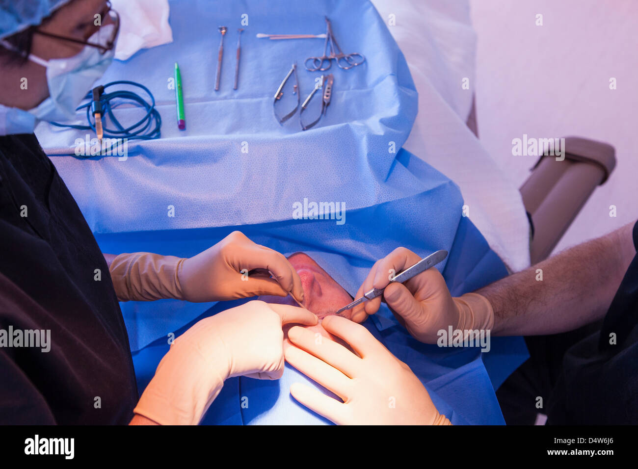 Chirurgen mit Patienten im OP-Saal Stockfoto