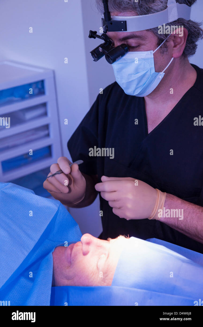 Chirurg mit Patienten im OP-Saal Stockfoto