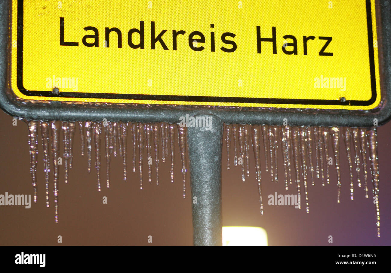 Eiszapfen hängen von einer Ortstafel in Wernigerode, Deutschland, 31. Dezember 2009. Gefrierender Regen im Harz verursacht vereisten Straßen und viele Unfälle. Foto: Matthias Bein Stockfoto