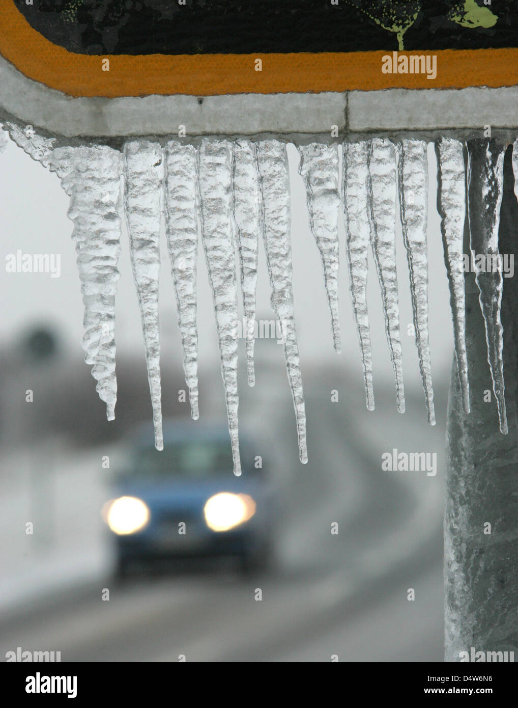 Eiszapfen hängen von einem Straßenschild in Wernigerode, Deutschland, 31. Dezember 2009. Gefrierender Regen im Harz verursacht vereisten Straßen und viele Unfälle. Foto: Matthias Bein Stockfoto