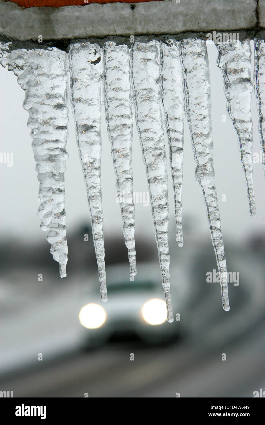 Eiszapfen hängen von einem Straßenschild in Wernigerode, Deutschland, 31. Dezember 2009. Gefrierender Regen im Harz verursacht vereisten Straßen und viele Unfälle. Foto: Matthias Bein Stockfoto