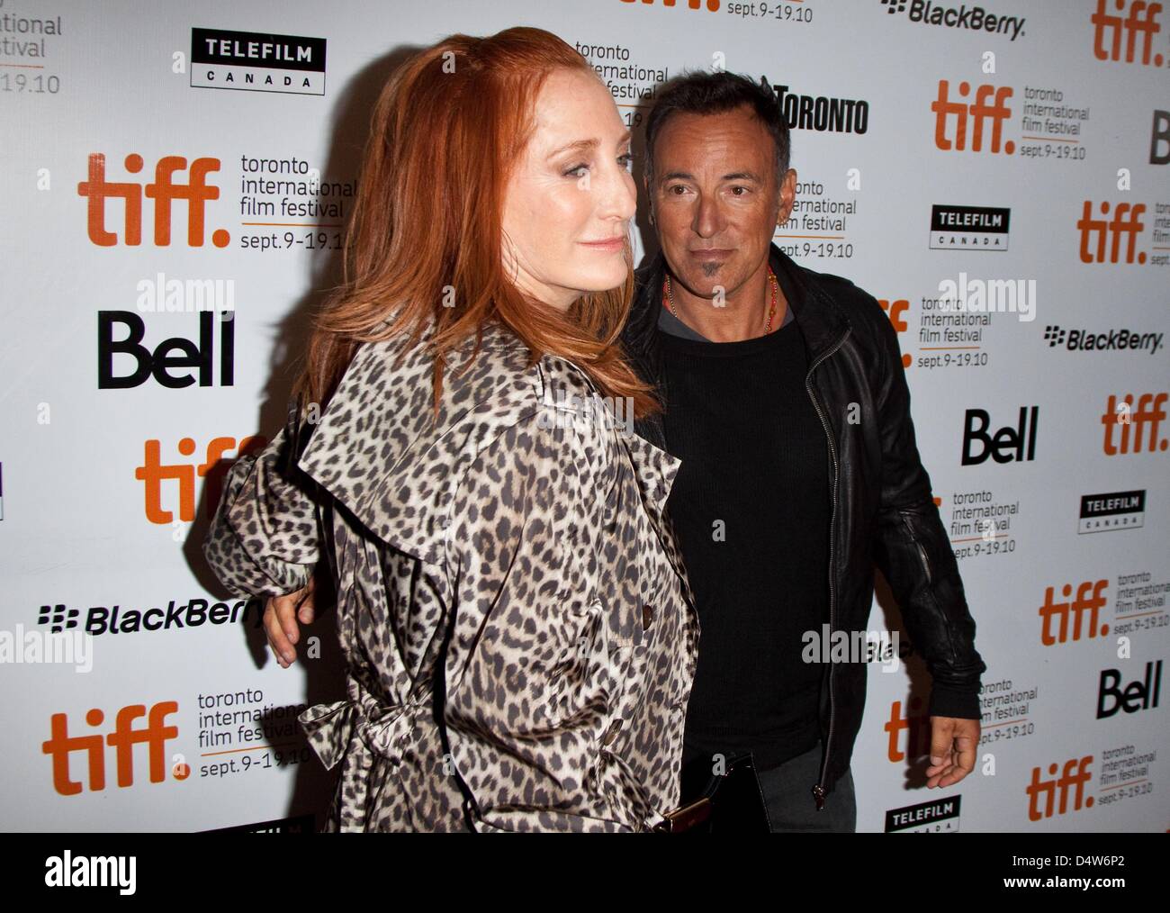 Musiker Bruce Springsteen und seine Frau Patti Scialfa besuchen die Premiere von "The Promise: The Making der Dunkelheit auf die Rande der Stadt" während der 2010 Toronto International Film Festival an Roy Thomson Hall in Toronto, Kanada, 14. September 2010. Foto: Hubert Boesl Stockfoto