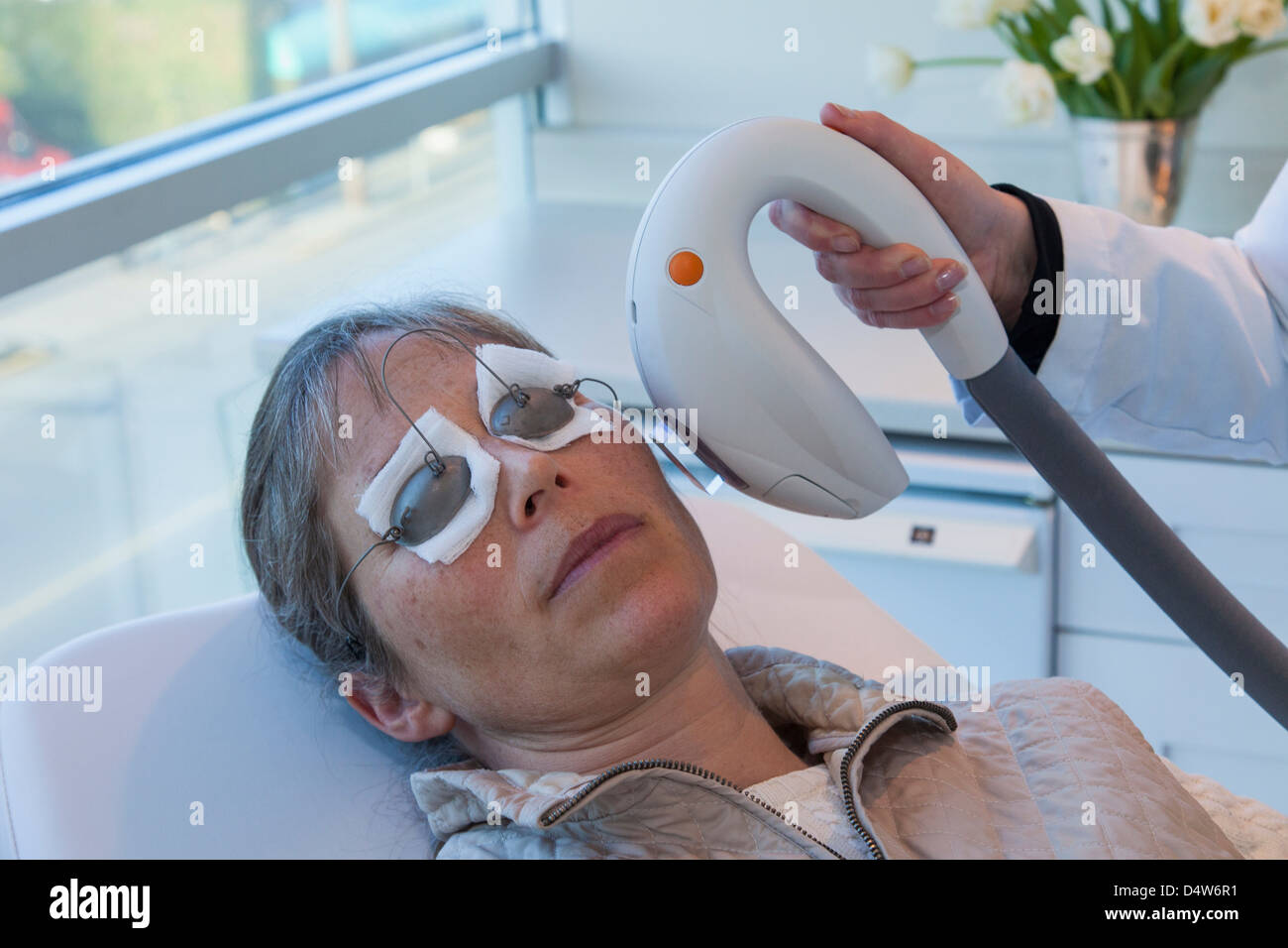 Arzt Patient Sonnenflecken behandeln Stockfoto