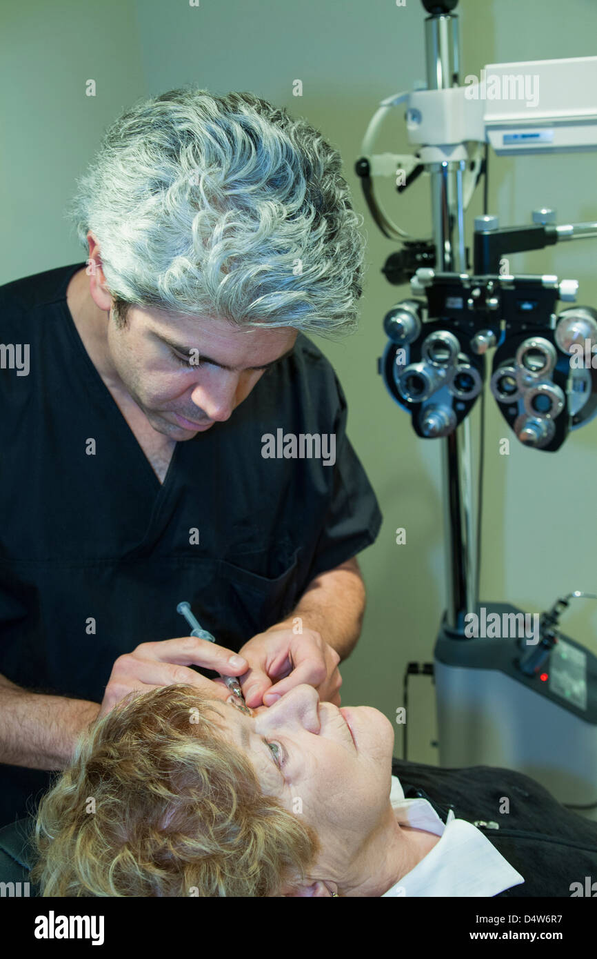 Arzt Patient Auge Injektion zu geben Stockfoto