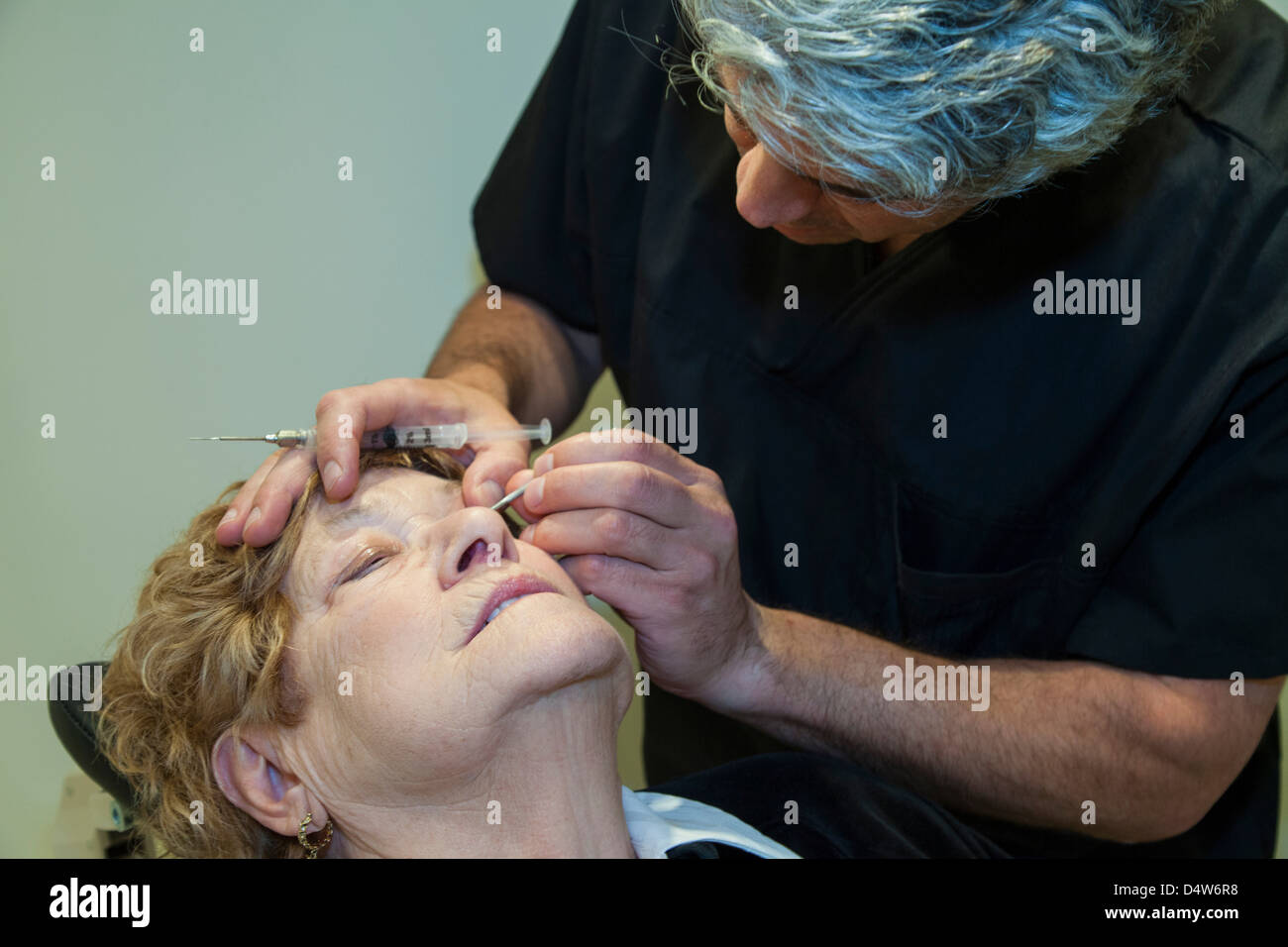 Arzt Patient Auge Injektion zu geben Stockfoto